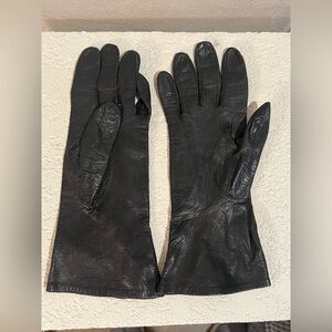 Vintage ladies Ohrbach’s 1960s black leather kid silk lined gloves sz 7 France